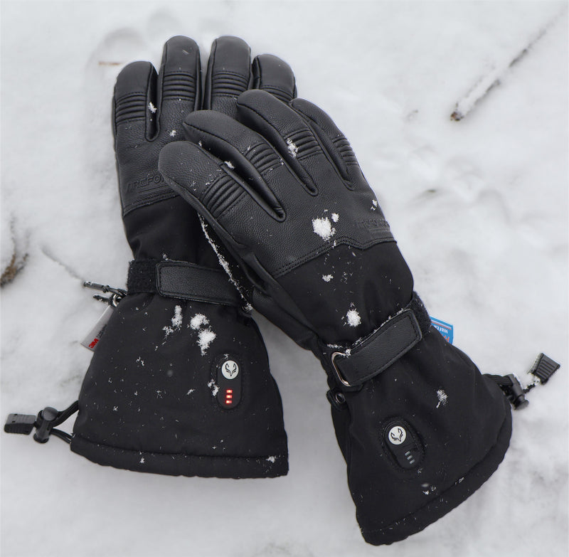 This picture shows the Arcfomor “Ottawa Nights” heated gloves in the great outdoors, with their classic design and excellent warmth.