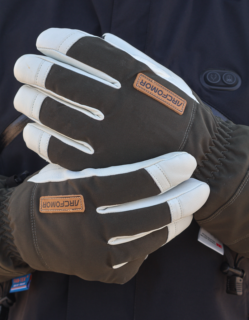 This picture shows what Arcfomor's “Yellowstone Gentleman”  gloves look like outdoors.