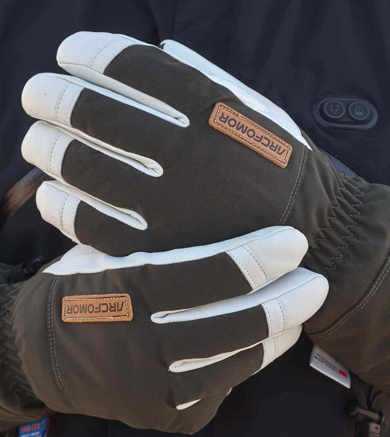 This picture shows what Arcfomor's “Yellowstone Gentleman”  gloves look like outdoors.