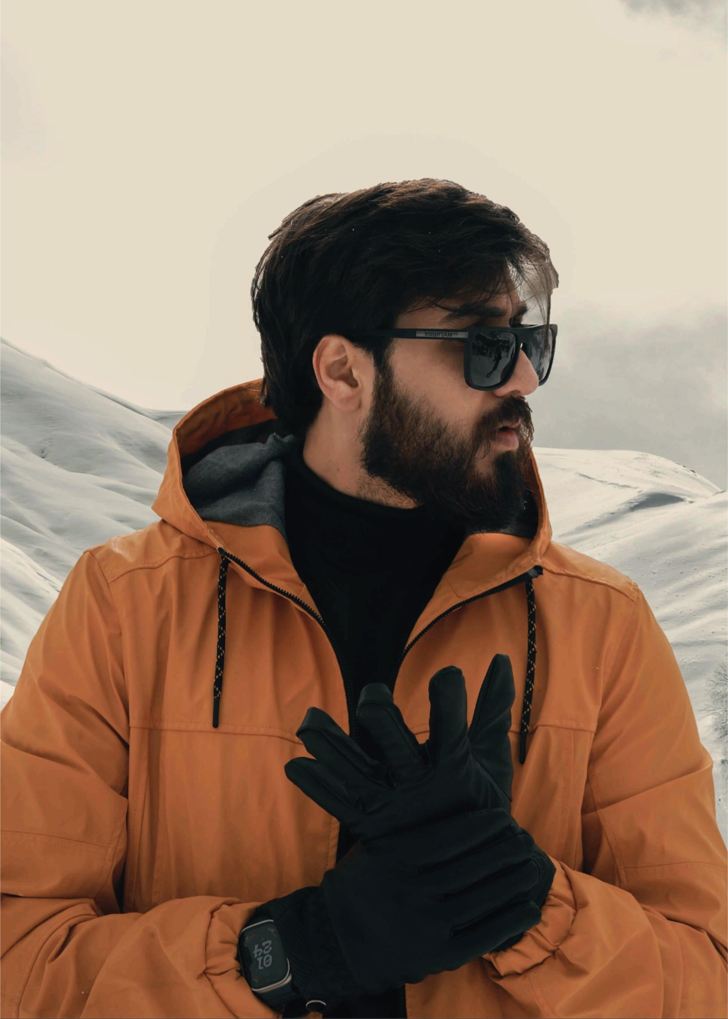 This picture shows a man wearing Arcfomor's thin heating gloves in the cold outdoors. The excellent heating properties of the gloves make him brave the cold