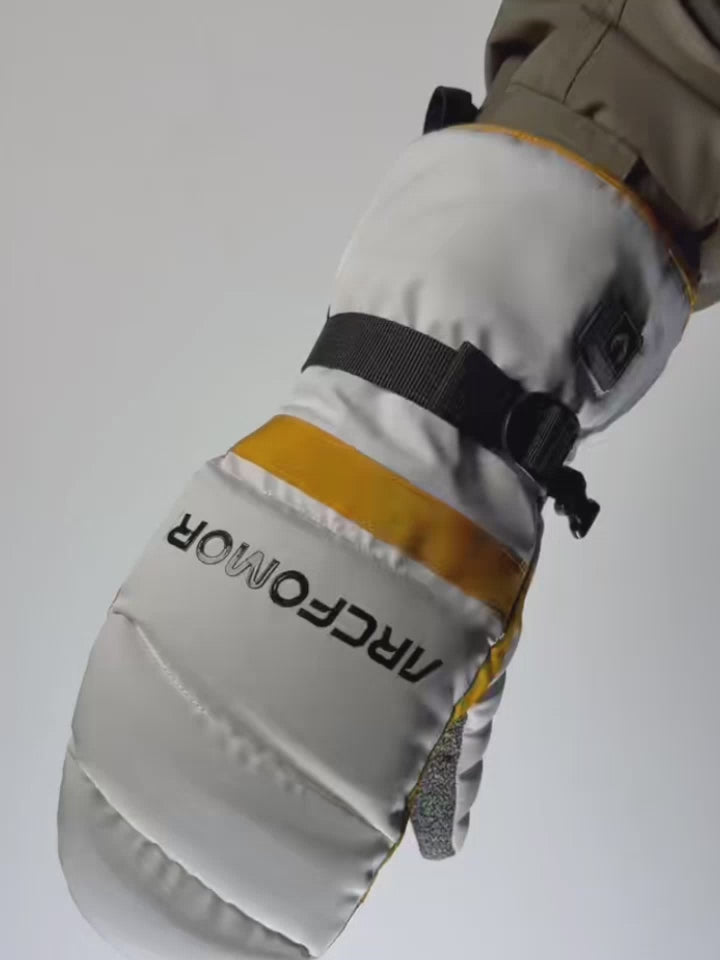 Demonstration video of Toboggan Heated Snowboard Gloves